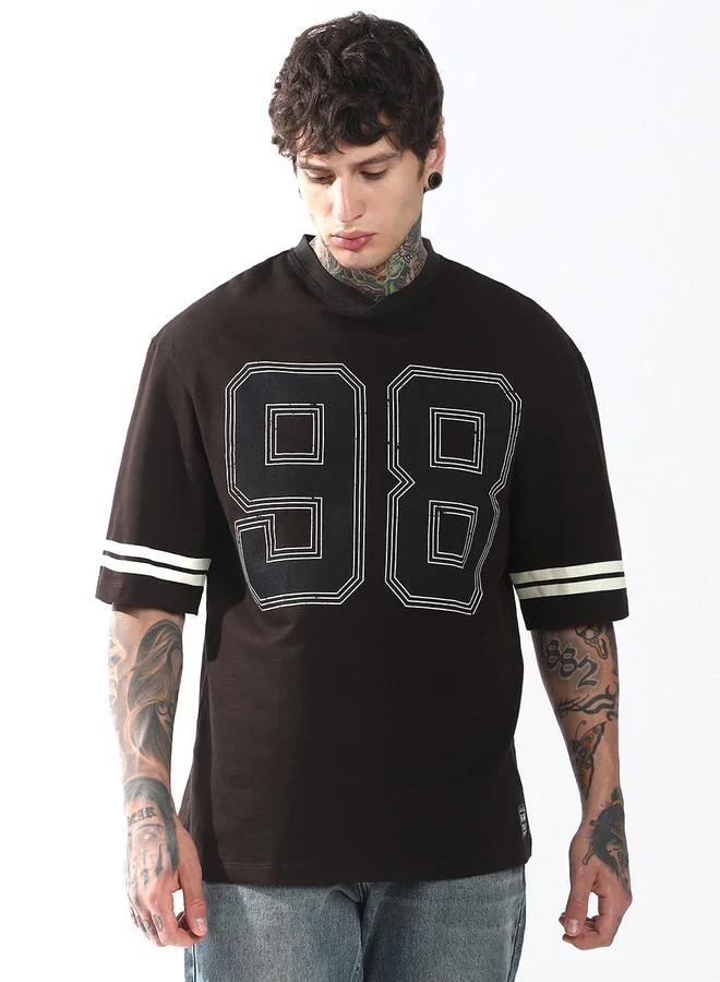 هوبرهولمي تيشيرت رجالي هولمر بطبعة جرافيك وياقة على شكل حرف  وقصة واسعة